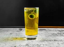 frisch Limette nannari sarbath serviert im Glas Seite Aussicht auf grau Hintergrund trinken foto