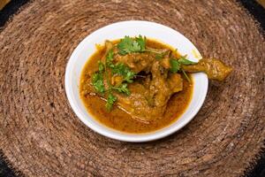 Hähnchen rezala korma Karahi serviert im Gericht isoliert auf hölzern Hintergrund oben Aussicht indisch Gewürze, Bangladesch und pakistanisch Essen foto