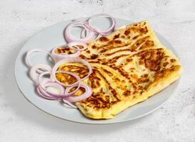 Ei Zwiebel Paratha oder parata serviert im Gericht isoliert oben Aussicht von Singapur Essen foto