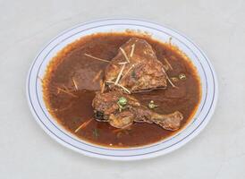 Hähnchen korma Masala serviert im Teller isoliert auf grau Hintergrund Seite Aussicht von pakistanisch und indisch Gewürze Essen foto