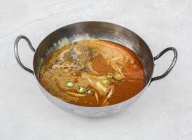 Rindfleisch nihari oder Abonnieren Gott serviert im Karahi isoliert auf grau Hintergrund Seite Aussicht von pakistanisch und indisch Gewürze Essen foto