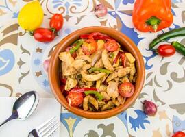 Hähnchen Fachara mit Tomate, Zwiebel und Zitrone serviert im Gericht isoliert auf Tabelle oben Aussicht von Arabisch Essen foto