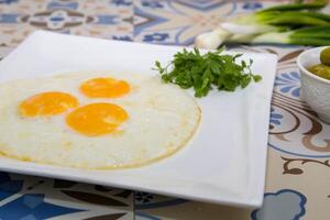 gebraten Eier sonnig Seite oben Ei serviert im Gericht isoliert auf Tabelle oben Aussicht von Arabisch Essen foto