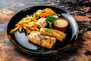 gegrillt hamur Fisch mit Französisch Fritten tauchen und Salat serviert im Gericht isoliert auf Hintergrund oben Aussicht von Meeresfrüchte Grill foto