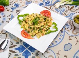 Abonnieren mit Tomate, Zwiebel und Glocke Pfeffer serviert im Gericht isoliert auf Tabelle oben Aussicht von Arabisch Essen foto