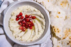 veränderlich mit Granatapfel Samen, Olive Öl und Pita-Brot Brot serviert im Gericht isoliert auf Essen Tabelle oben Aussicht von Mitte Osten Gewürze foto