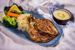 gegrillt Hähnchen Bechamel Soße mit gebraten Reis, und Salat serviert im Gericht isoliert auf Essen Tabelle oben Aussicht von Mitte Osten Gewürze foto