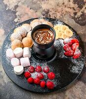 sortiert Schokolade Schüsse mit Erdbeere, Himbeere und Banane serviert im Gericht isoliert auf dunkel Hintergrund oben Aussicht von Cafe Dessert Essen foto