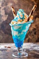Blau Blase Eisbecher Milchshake mit Stroh, ausgepeitscht Sahne und Schokolade serviert im Krug isoliert auf dunkel Hintergrund Seite Aussicht von gesund trinken foto