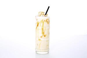 Karamell Milchshake mit Stroh serviert im Glas isoliert auf grau Hintergrund Seite Aussicht von gesund Morgen Arabisch trinken foto