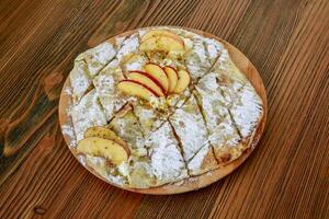 Apfel Kuchen mit Pistazie Belag serviert im hölzern Tafel isoliert auf Tabelle Seite Aussicht von Arabisch gebacken Cafe Essen foto