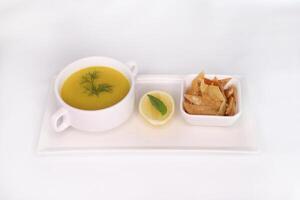 arabisch Linse Suppe mit Zitrone und Cracker serviert im Gericht isoliert auf Hintergrund Seite Aussicht von arabisch Essen foto