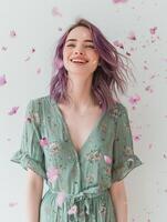 Frau mit lila Haar Stehen im Vorderseite von Mauer foto
