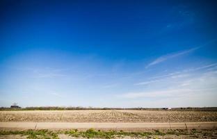 unbefestigte Straße mit erstaunlich blauem Himmel foto