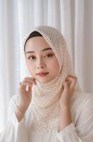 Frau im Weiß Hijab posiert zum Bild foto