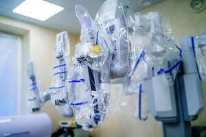 minimal angreifend Roboter chirurgisch System im Krankenhaus. Roboter Technologie Ausrüstung, Maschine Arm der Chirurg im futuristisch Betrieb Zimmer. foto