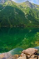 Berge Angebot in der Nähe von See beim Sommer- Tag foto