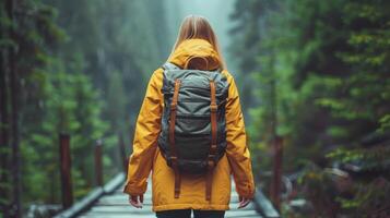 ai generiert Person im Gelb Regenjacke Gehen im Wald foto