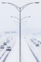 symmetrisches Foto der Autobahn bei einem Schneesturm