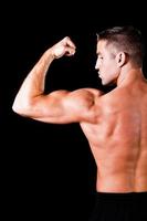 Bizeps des muskulösen Bodybuilders foto