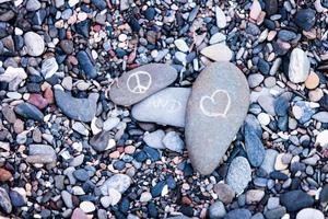 Friedens- und Liebessymbole auf Felsen foto