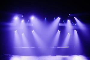 Spotlights auf einer leeren Bühne