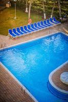 typischer leerer Pool eines All-Inclusive-Resorts foto