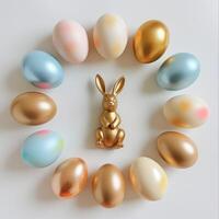 ai generiert Herrlich minimalistisch Ostern Hintergrund geschmückt mit beschwingt Eier, ein golden Keramik Ostern Hase, und großzügig Raum zum Text im das Center foto