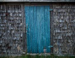 blaue Tür und Holzbretter foto