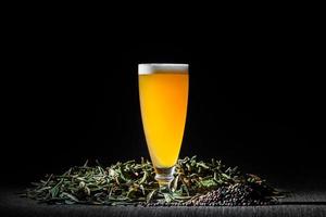 würziges hausgemachtes Hazy Brew Bier mit Pfeffer und Labrador-Tee foto