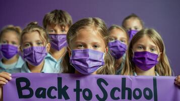 ai generiert Gruppe von Kinder tragen Gesicht Masken halten zurück zu Schule Zeichen foto