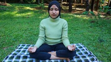 Porträt von friedlich Muslim Frau Ausbildung und Meditation mit geschlossen Augen. üben von Yoga. foto