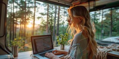 ai generiert Frau Sitzung im Bus suchen beim Laptop foto