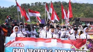 Ambarawa, August 17 .. 2023. indonesisch Studenten bringen rot Weiß Flaggen im Zeremonie feiern Unabhängigkeit Tag. foto