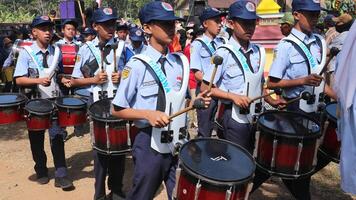 Schlagzeuger im rot und Weiß Uniformen März im das indonesisch Unabhängigkeit Tag Parade foto