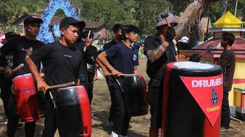 Trommel Band Parade mit benutzt Müll Büchsen auf Indonesiens Unabhängigkeit Tag. foto