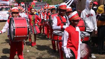 Schlagzeuger im rot und Weiß Uniformen März im das indonesisch Unabhängigkeit Tag Parade foto