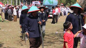 Ambarawa, August 17 .. 2023. indonesisch Bauern tragen Hüte und bringen Flaggen beim das indonesisch Unabhängigkeit Tag Karneval. foto