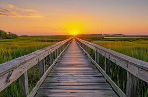 Sonne Rahmen Über hölzern Brücke foto