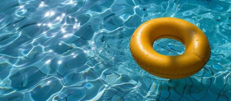 aufblasbar Ring schwebend im ein Schwimmen Schwimmbad foto