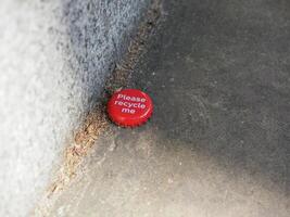 recyceln mich Botschaft auf Flasche Deckel foto