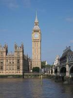 Häuser von Parlament und Westminster Brücke im London foto