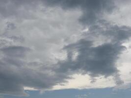 dramatisch wolkig Himmel Hintergrund foto