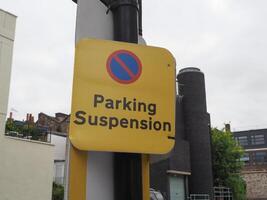 Parkplatz Suspension Zeichen foto