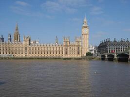 Häuser von Parlament und Westminster Brücke im London foto