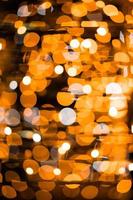 verschwommene Weihnachten goldgelbe Lichter Bokeh in der Nacht foto
