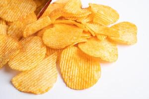 Kartoffelchips, leckeres Grillgewürz würzig für Crips, dünne Scheiben frittierter Snack Fast Food im offenen Beutel. foto