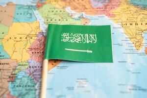 Bangkok, Thailand Dezember 7, 2023, Saudi Arabien Flagge auf Welt Karte Hintergrund. foto