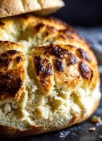 frisch gebacken Brot mit Sesam Saat auf ein hölzern Tafel. foto