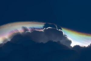 tolle Regenbogen Wolke auf das Himmel. foto